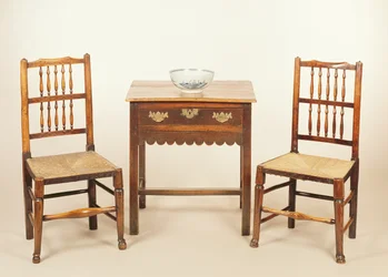 Bijzettafel en paar stoelen met spindelrug, Lancashire